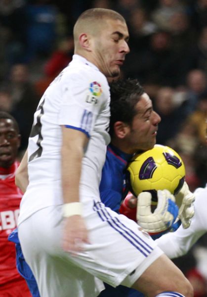 瑞士轻取塞维利亚，本泽马统治全场