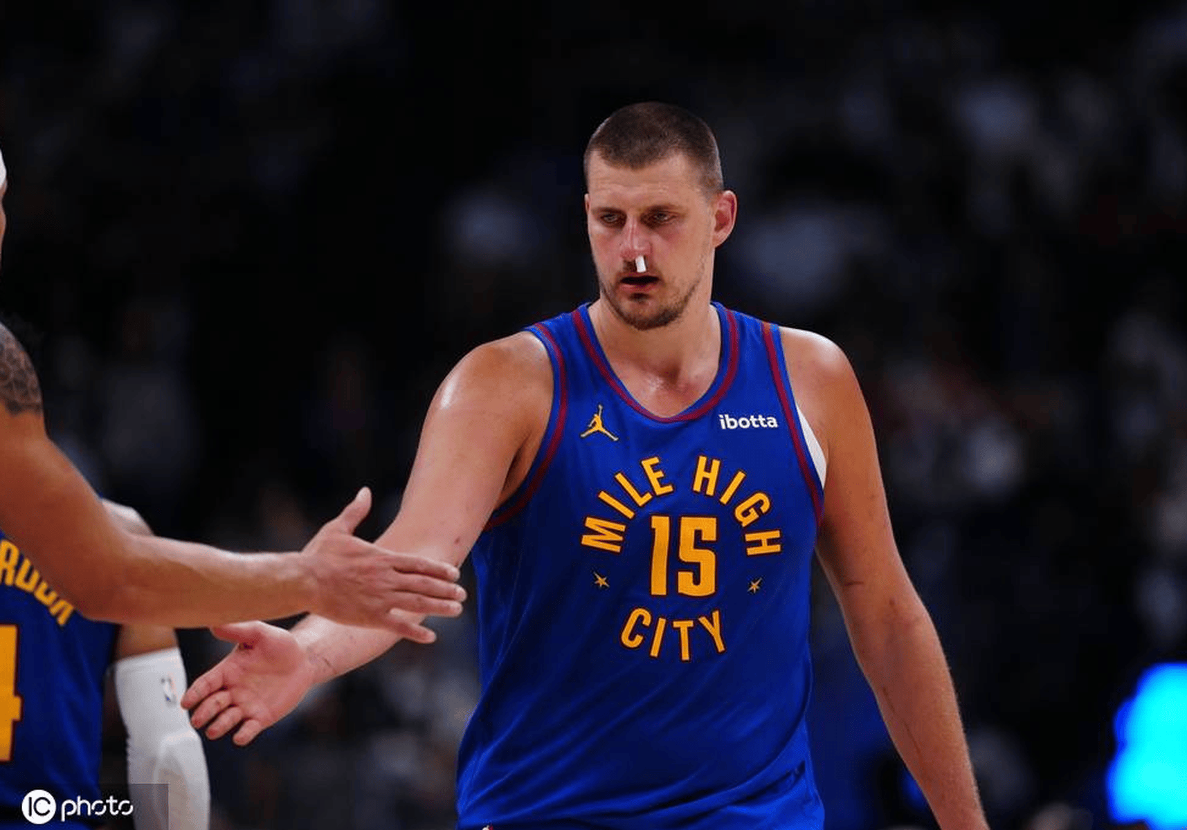 上海队险胜快船，约基奇高光表现